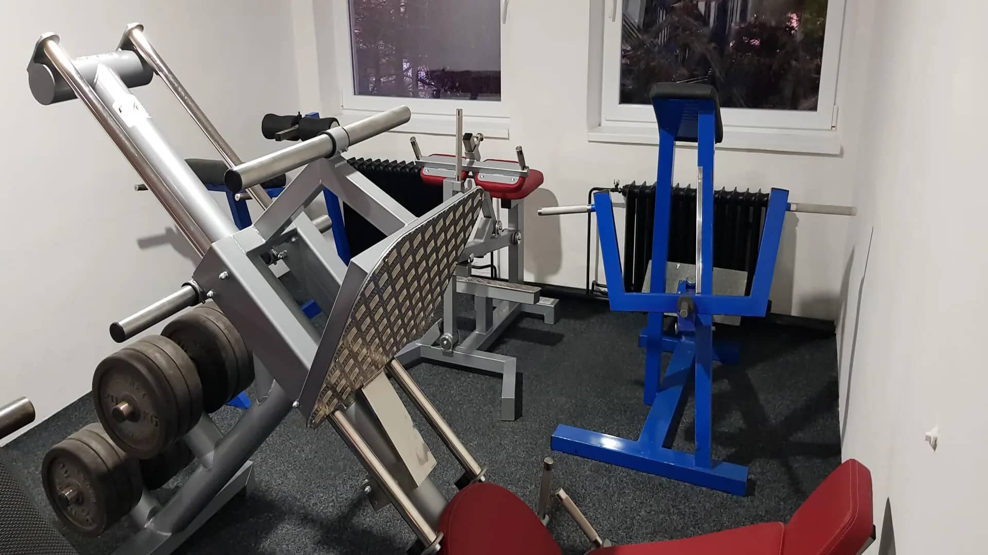 Leg press a stroje na nohy