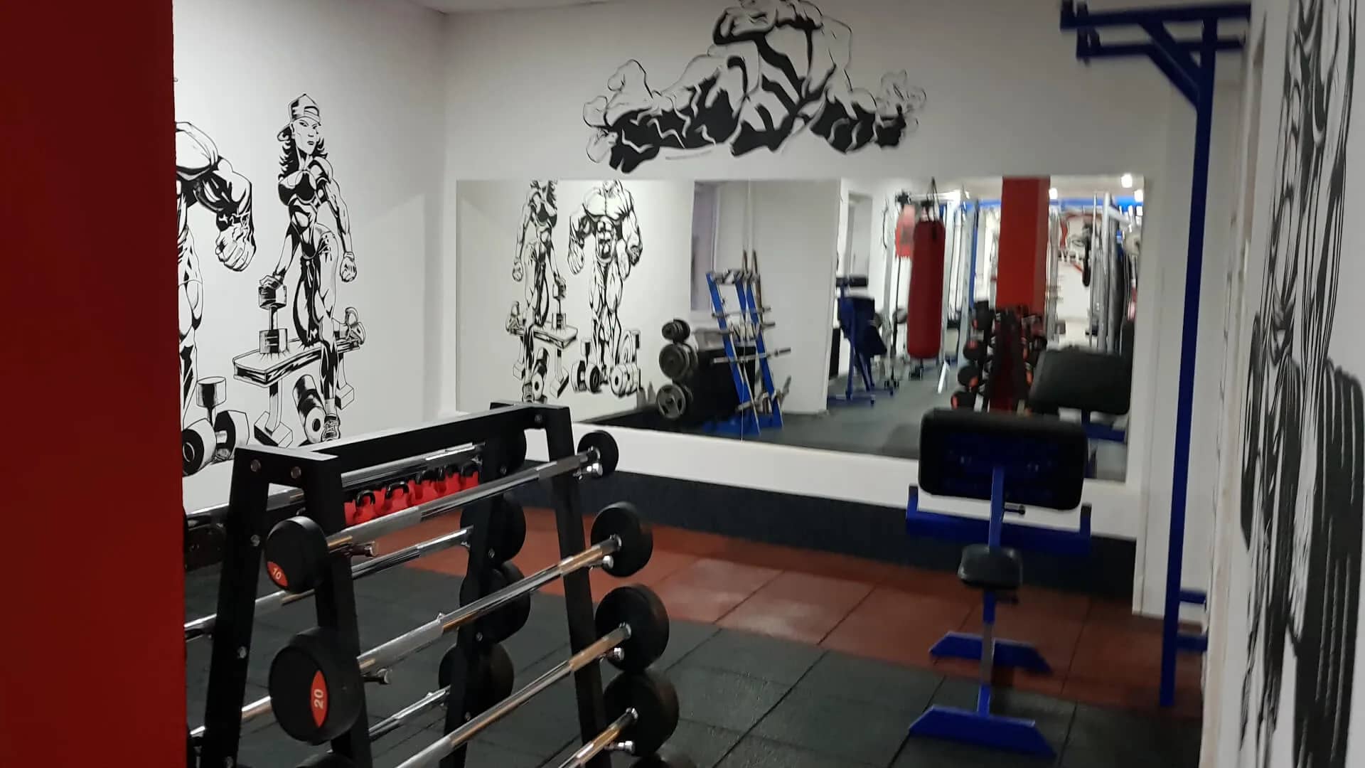Stojan s jednoručkami pri zrkadle