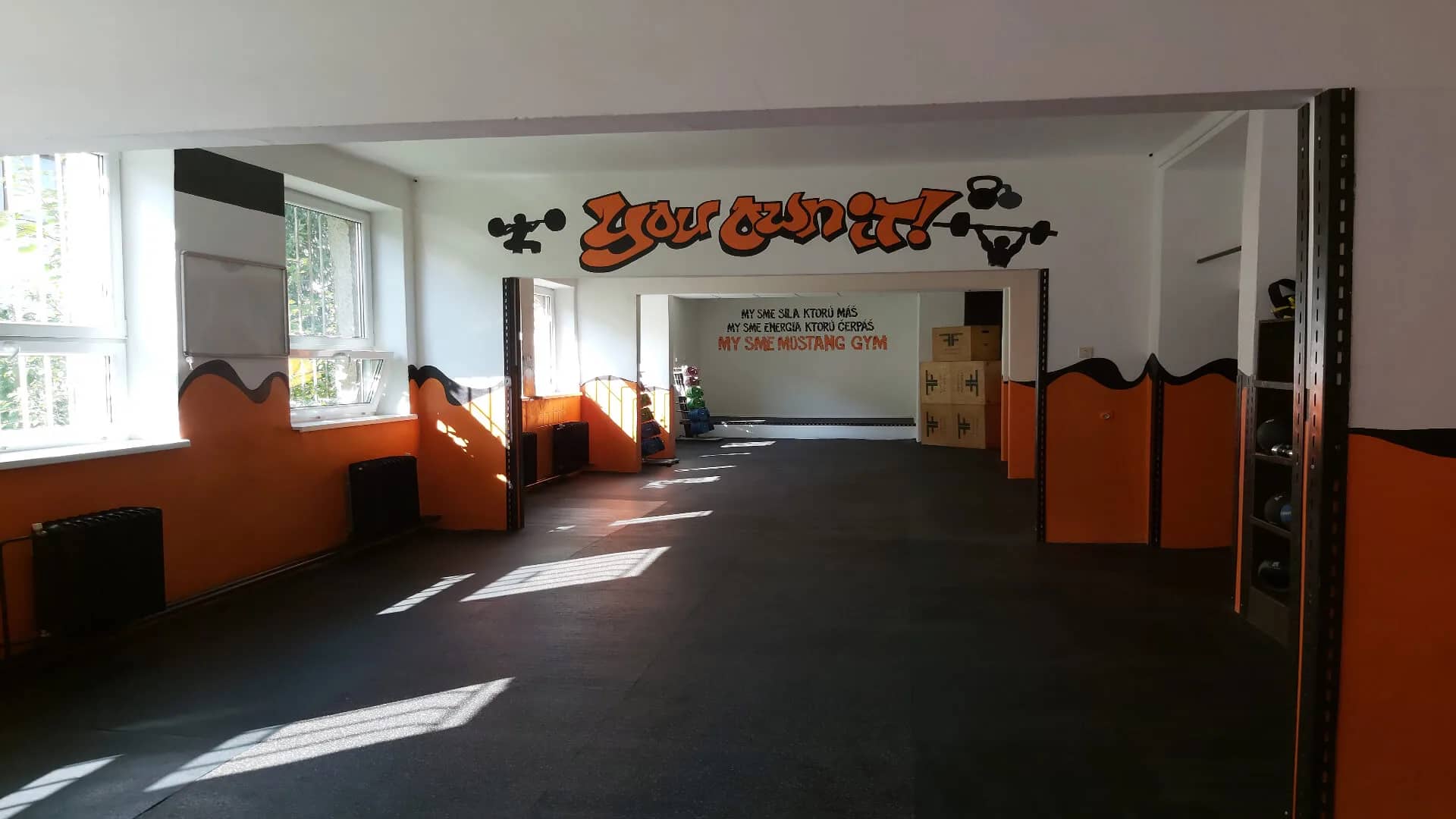 Sála na skupinové tréningy s oranžovými stenami