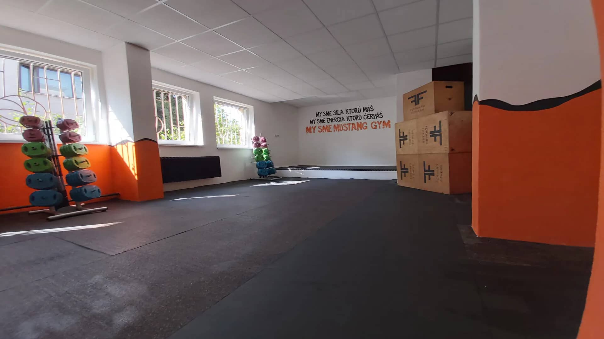 Funkčná zóna s boxami a posilňovacími strojmi